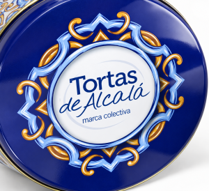 Primer plano de la tapa azul de la lata de tortas de Alcalá de 2019, diseñada por Vicente Portillo con ornamentación inspirada en la azulejería sevillana.