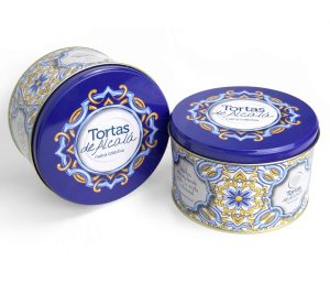 Lata de tortas de Alcalá de 2019 diseñada por Vicente Portillo, con motivos de azulejería sevillana en azul y dorado.