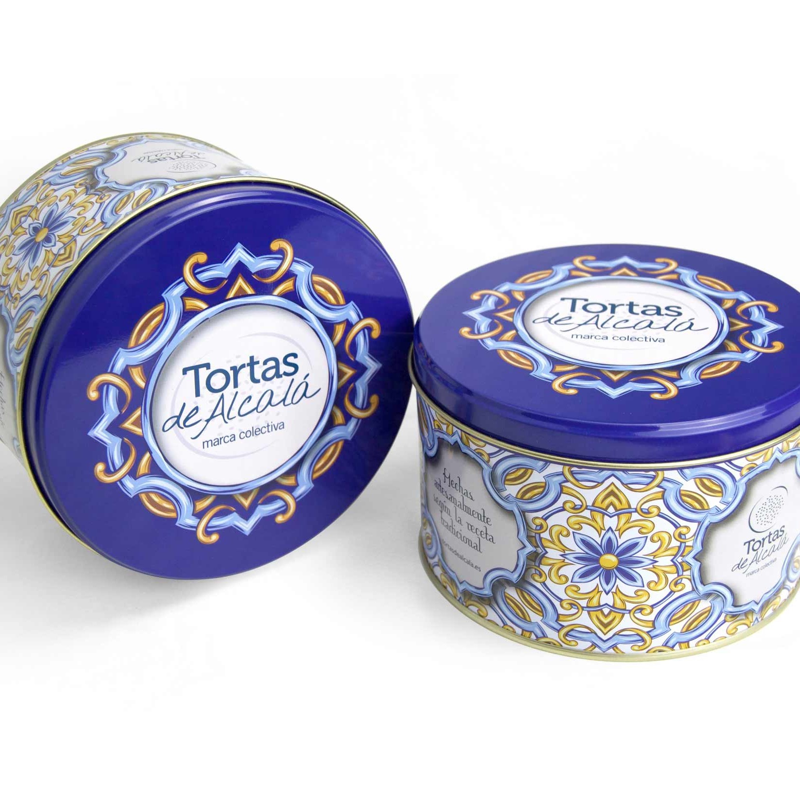 Lata de tortas de Alcalá de 2019 diseñada por Vicente Portillo, con motivos de azulejería sevillana en azul y dorado.