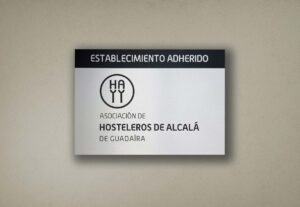 Placa de establecimiento adherido con identidad visual para hostelería de la Asociación de Hosteleros de Alcalá de Guadaíra.