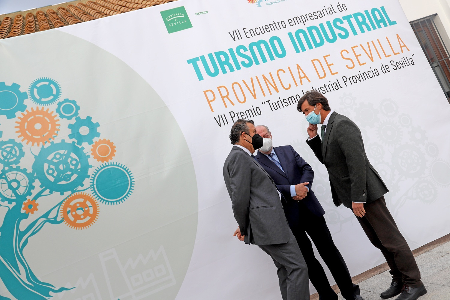 Identidad visual turismo industrial provincia de Sevilla: detalle del s&iacute;mbolo y titular en montaje real