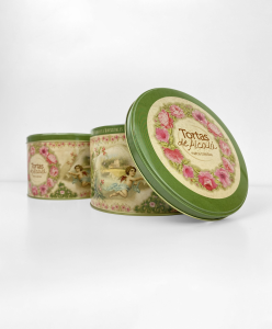 Diseño de la lata de Tortas de Alcalá 2024 con tapa verde, flores y motivos históricos.