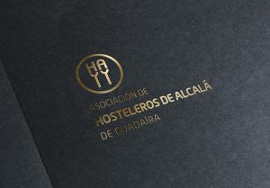 Identidad visual para hostelería de la Asociación de Hosteleros de Alcalá de Guadaíra, con logotipo dorado sobre fondo oscuro.