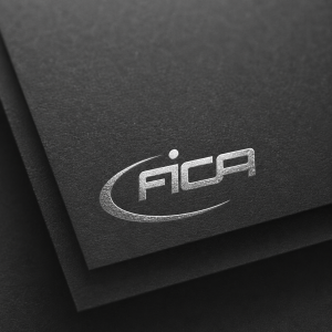 Logotipo de FICA con efecto metálico plateado sobre una superficie negra texturizada.
