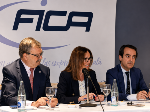 Branding corporativo de FICA aplicado al fondo institucional de una mesa de intervención empresarial en Alcalá de Guadaíra.