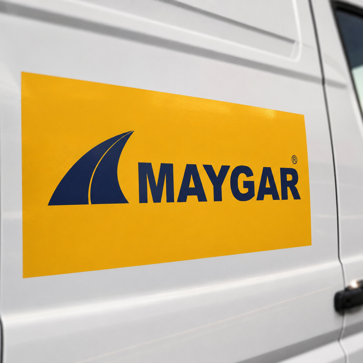Branding para Maygar aplicado en vehículo industrial con logotipo corporativo