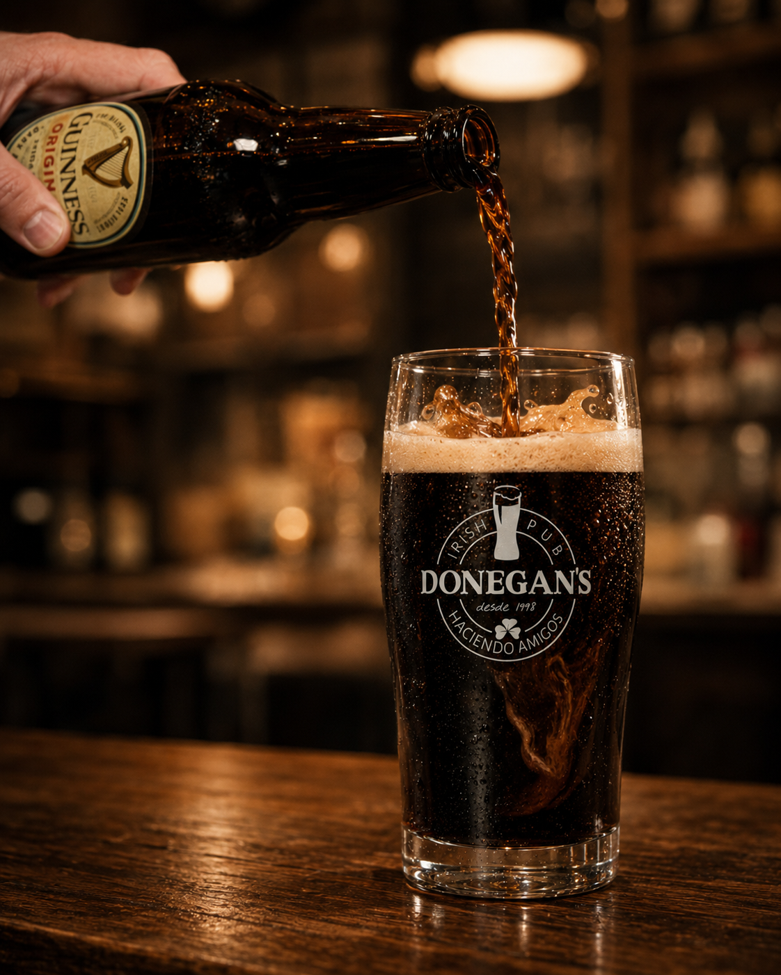 Identidad visual de Donegan´s Irish Pub aplicada en vaso de cerveza servido en barra