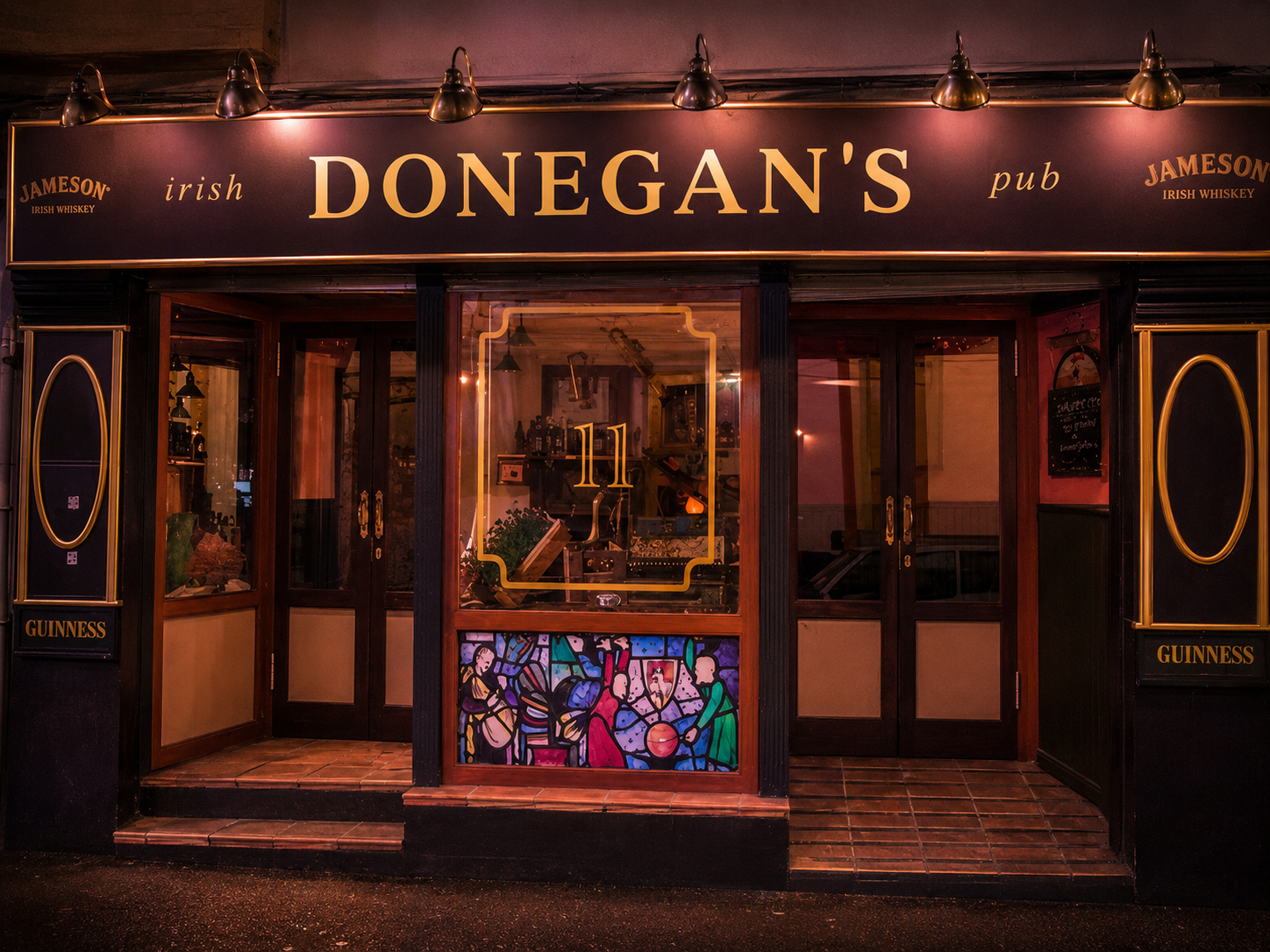 Fachada de Donegan´s Irish Pub con rótulo e identidad visual del negocio