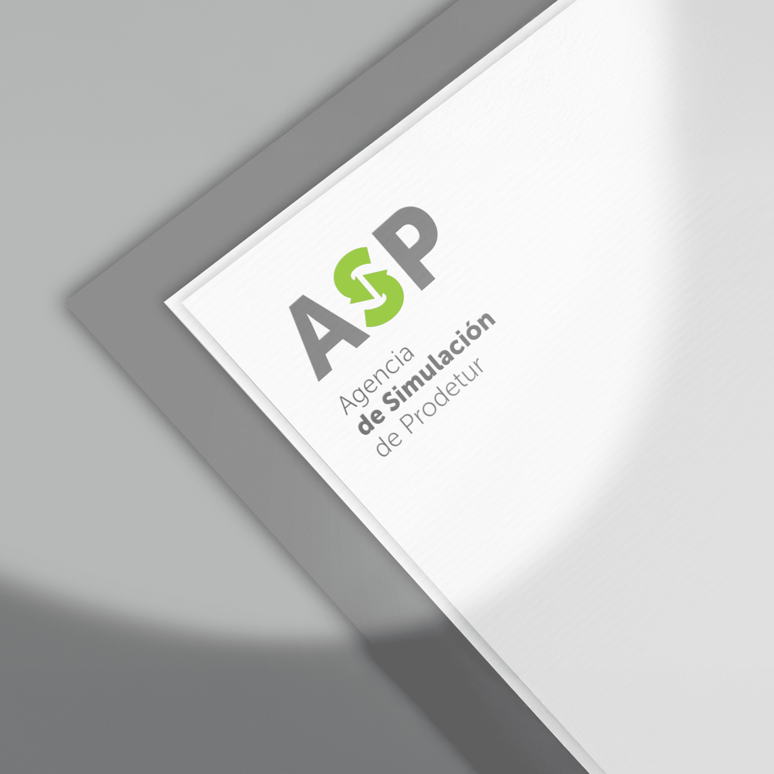 Identidad visual de la Agencia de Simulación de Prodetur aplicada a papelería corporativa blanca.