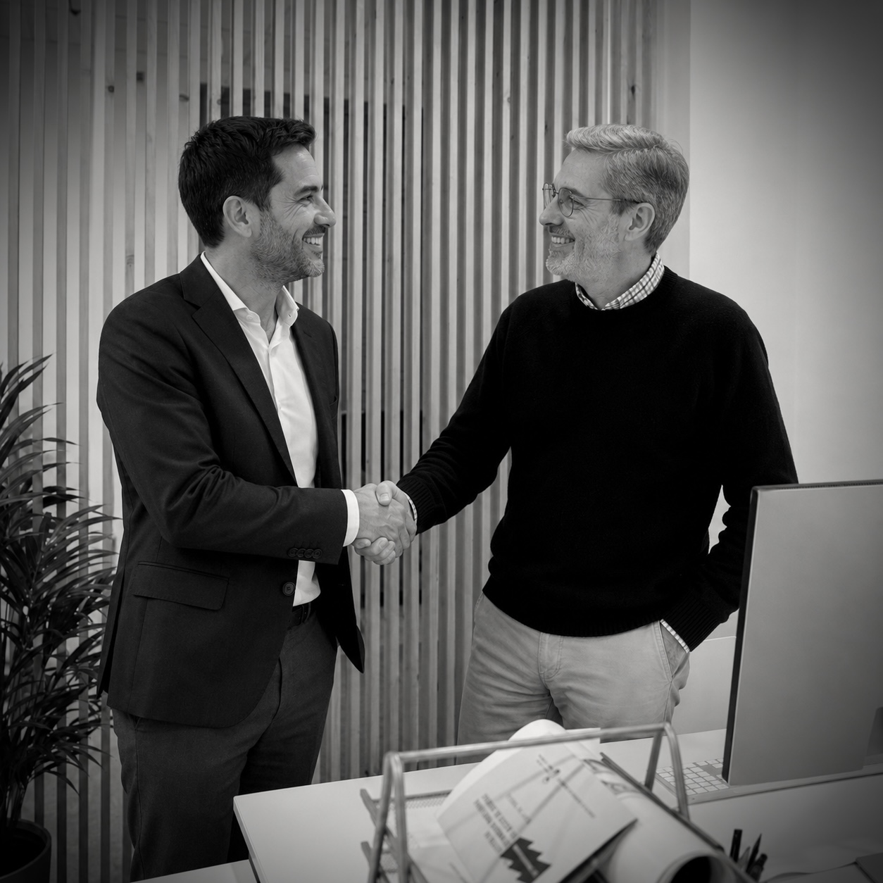Dise&ntilde;ador y empresario d&aacute;ndose la mano en el estudio de VIBRAND Design tras acordar un proyecto de branding