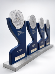 Cuatro estatuillas de los Premios Empresariales FICA 2026 diseñadas por VIBRAND, inspiradas en las piedras de molino de Alcalá de Guadaíra.