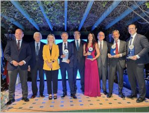 Fotografía de grupo en la entrega de los Premios Empresariales FICA 2026, con los galardones diseñados por VIBRAND en Alcalá de Guadaíra.
