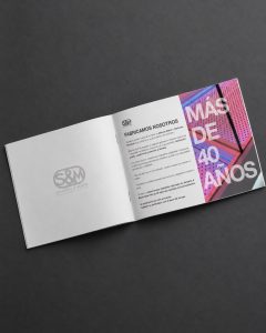 Páginas interiores del folleto corporativo de Sanabria y Marín con su trayectoria empresarial y el mensaje Fabricamos nosotros.