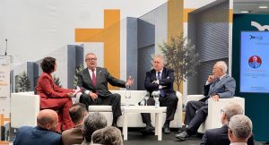 Imagen gráfica para Prodetur aplicada al escenario del II Encuentro de Espacios Productivos de Sevilla durante una mesa redonda con representantes empresariales.