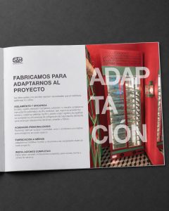 Doble página del folleto de Sanabria y Marín sobre fabricación personalizada, junto a una instalación frigorífica de color rojo.