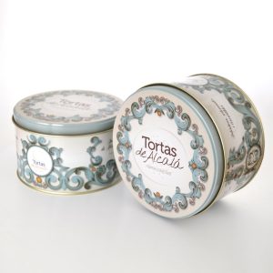 Primera lata de Tortas de Alcalá diseñada por VIBRAND Design en 2017, con ornamentación azul turquesa y envase metálico circular.