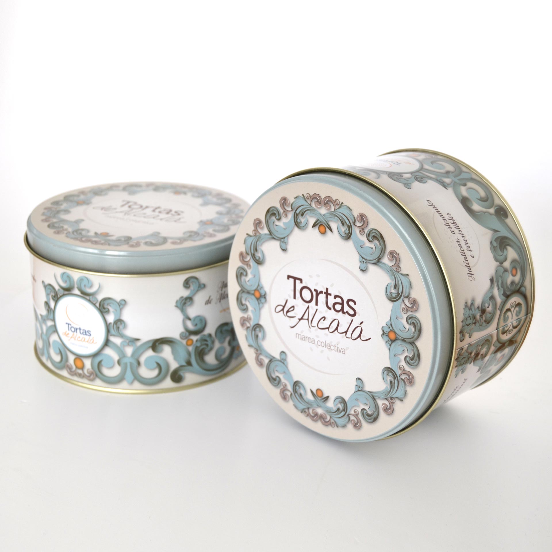 Primera lata de Tortas de Alcalá diseñada por VIBRAND Design en 2017, con ornamentación azul turquesa y envase metálico circular.