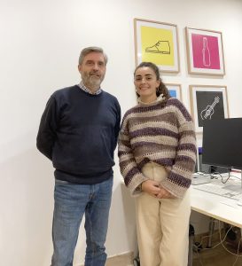 María Benítez Flores junto a Vicente Portillo en VIBRAND Design, donde completó parte de su formación en diseño gráfico con experiencia profesional.