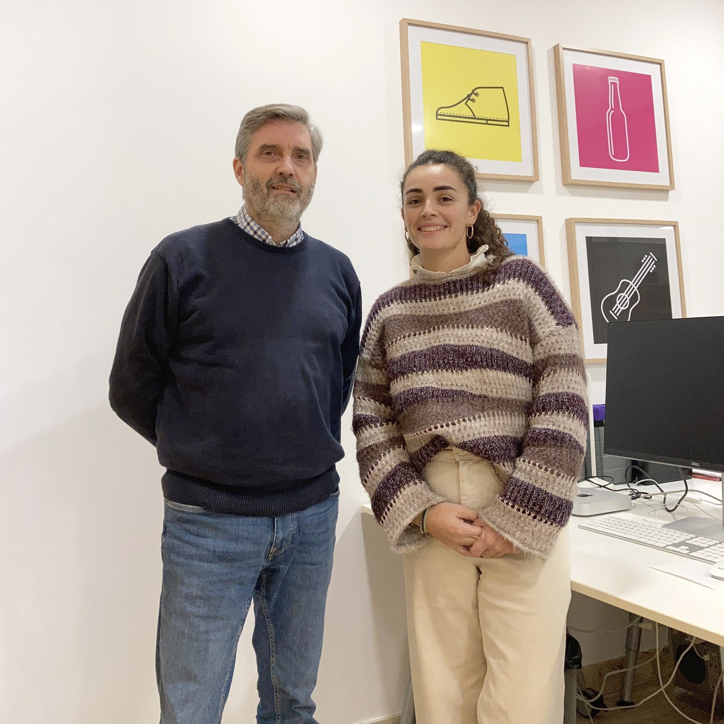 María Benítez Flores junto a Vicente Portillo en VIBRAND Design, donde completó parte de su formación en diseño gráfico con experiencia profesional.
